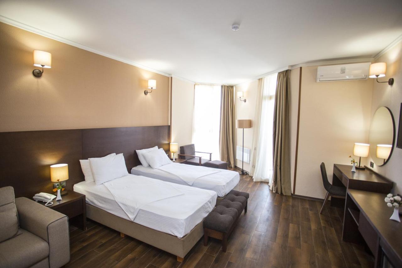 Hotel Corner Inn Batumi Exterior photo