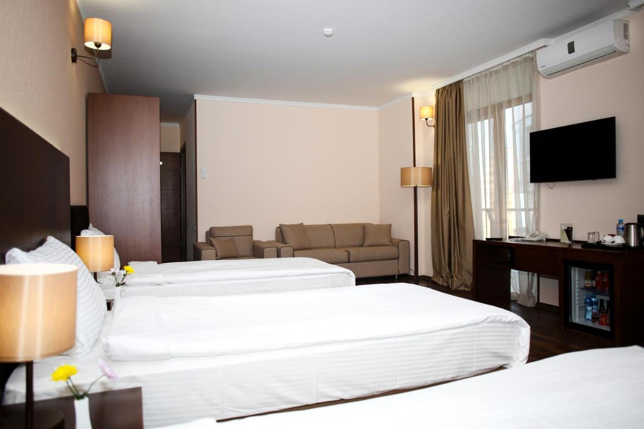 Hotel Corner Inn Batumi Exterior photo