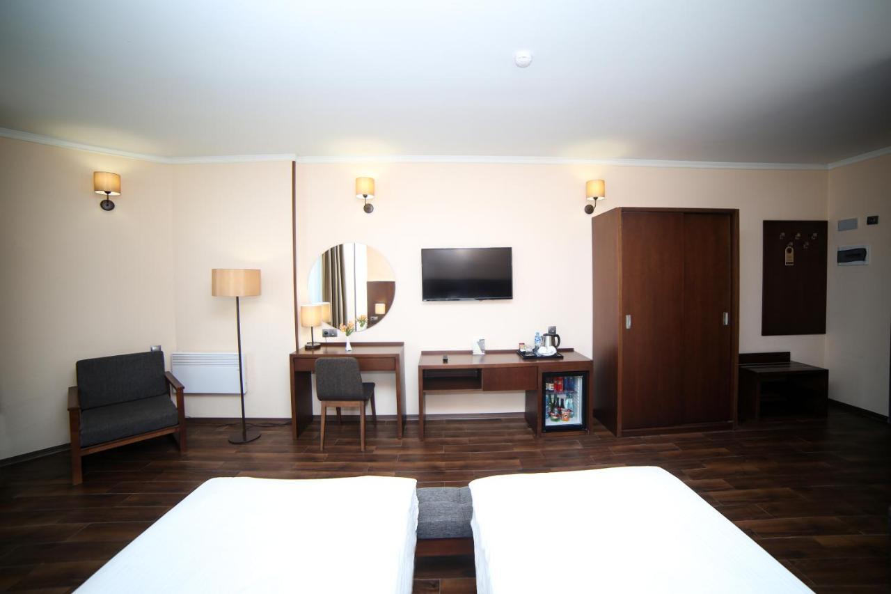 Hotel Corner Inn Batumi Exterior photo
