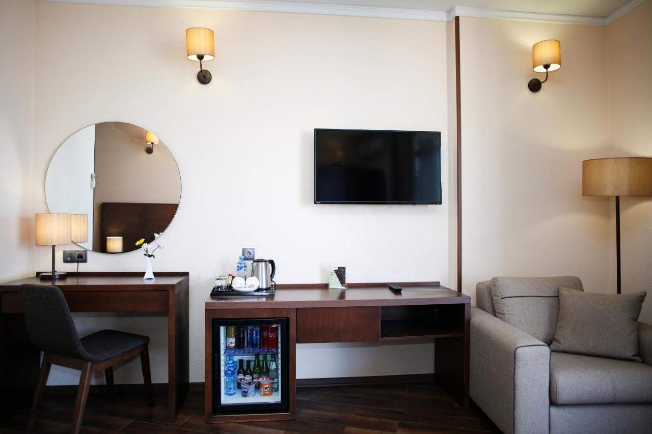 Hotel Corner Inn Batumi Exterior photo