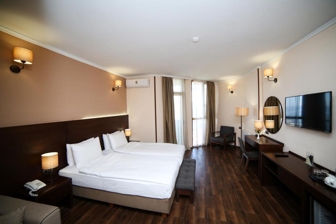 Hotel Corner Inn Batumi Exterior photo