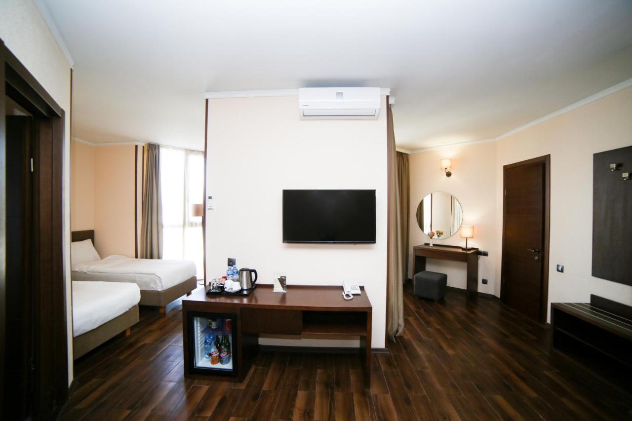 Hotel Corner Inn Batumi Exterior photo
